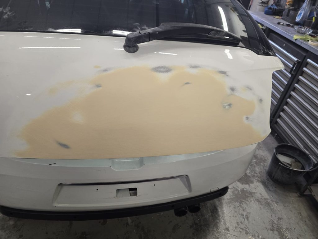 Heckklappe nach dem Auftragen des Füllspachtels und dem finalen Schliff, bereit für die Grundierung.