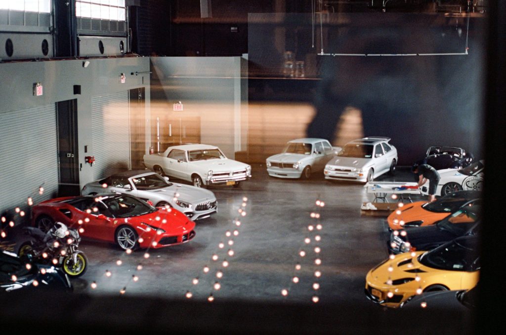 Eine Gruppe von Autos, die in einer Garage geparkt sind