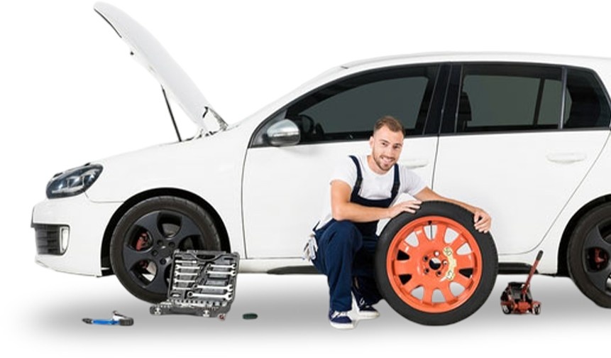 Mann wechselt Autoreifen