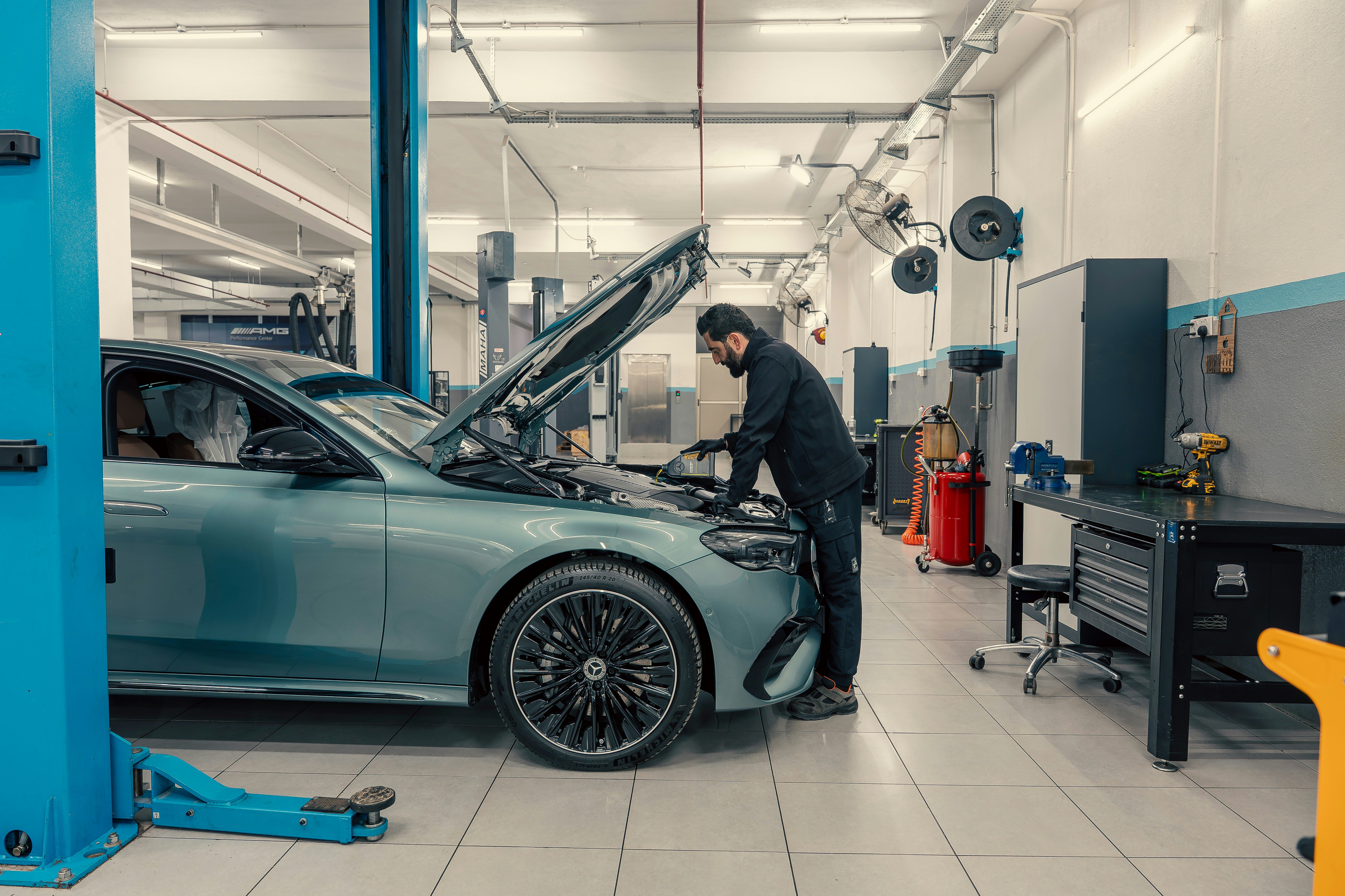 Mechaniker arbeitet an Motorhaube