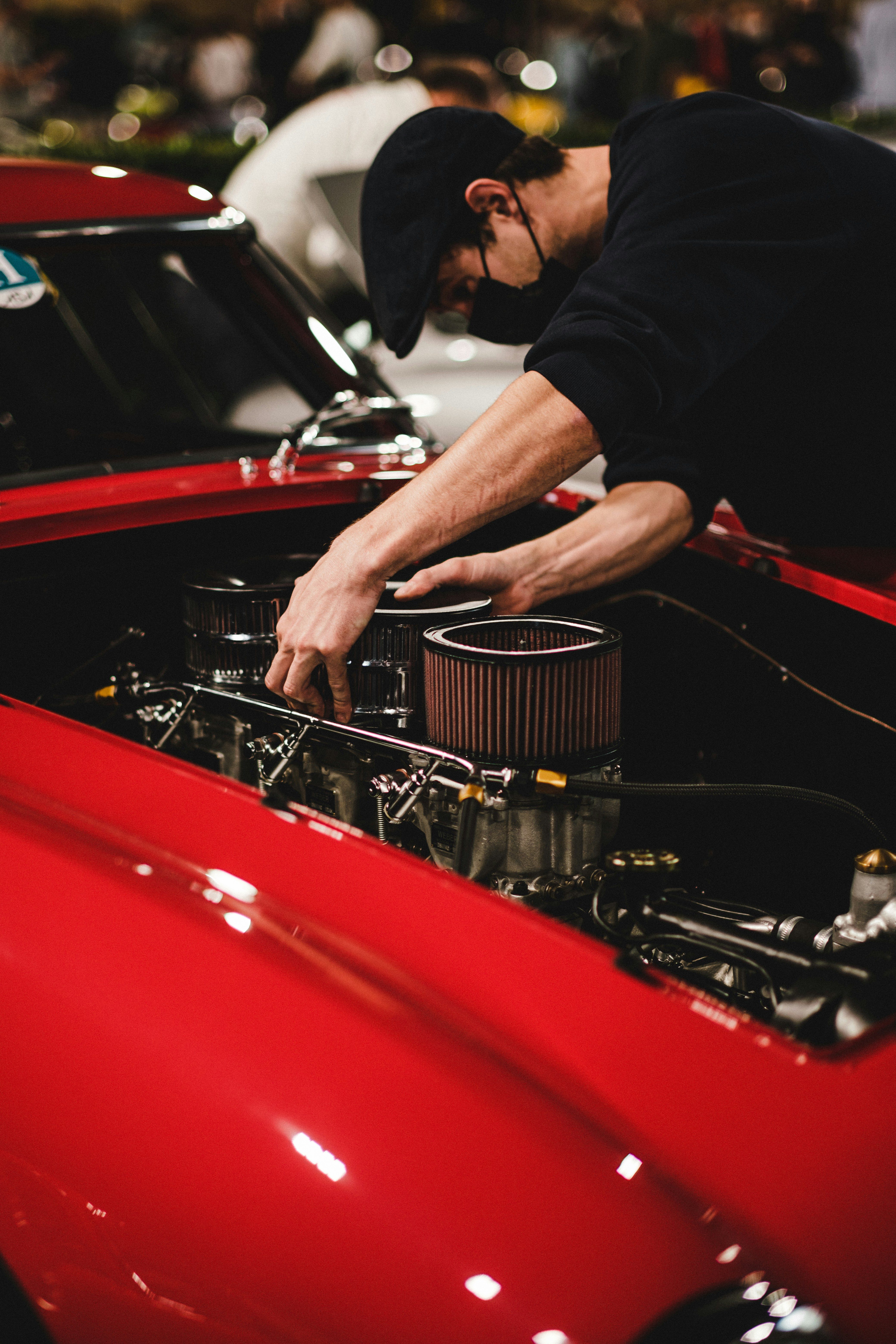 Mann arbeitet an Motorhaube